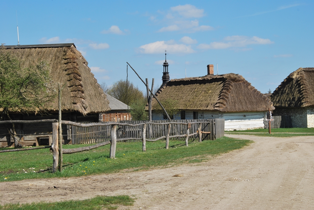 Zabytkowe domy na terenie skansenu Wsi Kieleckiej tworza krajobraz, jakby zostały przeniesione z innego, starego świata.