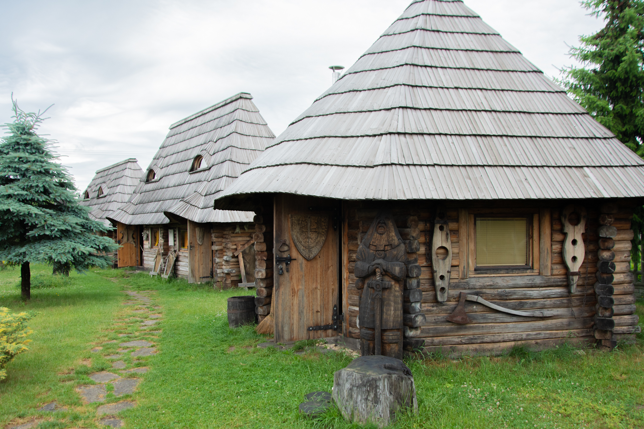 Atrakcja niedaleko Kielc - Gród Pędzików, domki stylizowane na dawny gród.