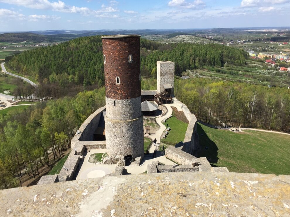 Panorama na okolicę zamku chęcińskiego jedną z atrakcji Kielc.