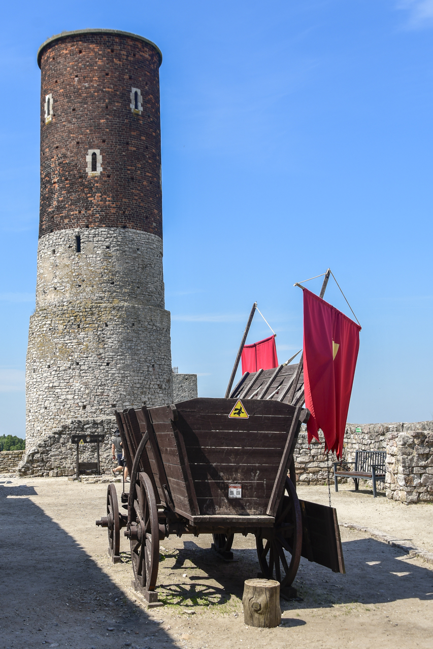 Wieża w zamku w Chęcinach z instalacją ukazującą dawny wóz.