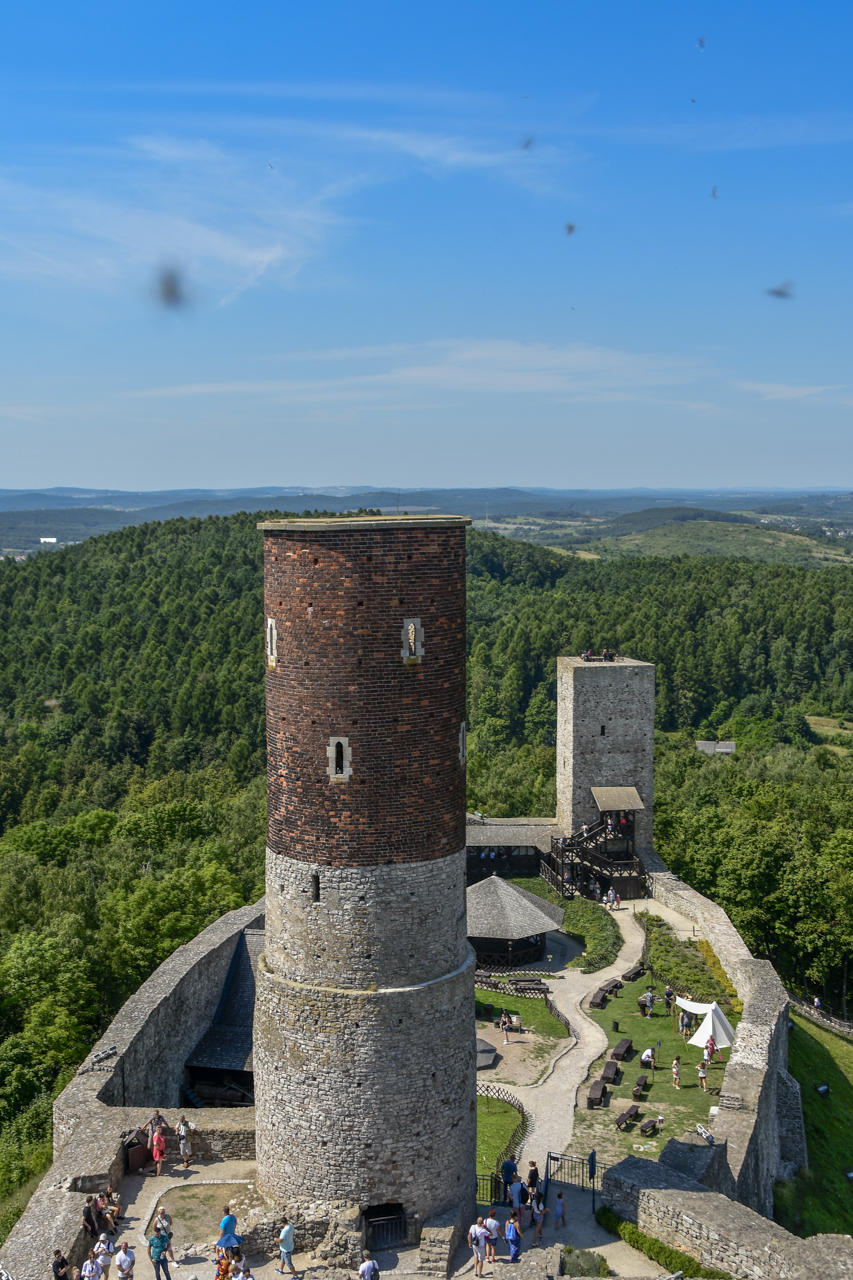 Z wieży w zamku w Chęcinach można obserwować okolicę. Rozciąga się tu widok na zamek i Góry Świętokrzyskie.