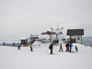 czterolatek na nartach