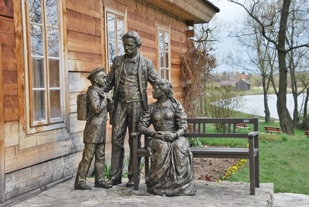 Pomnik Stefana Żeromskiego przedstawionego jako ucznia, w towarzystwie przytulających go rodziców. Służy też za ławeczkę.