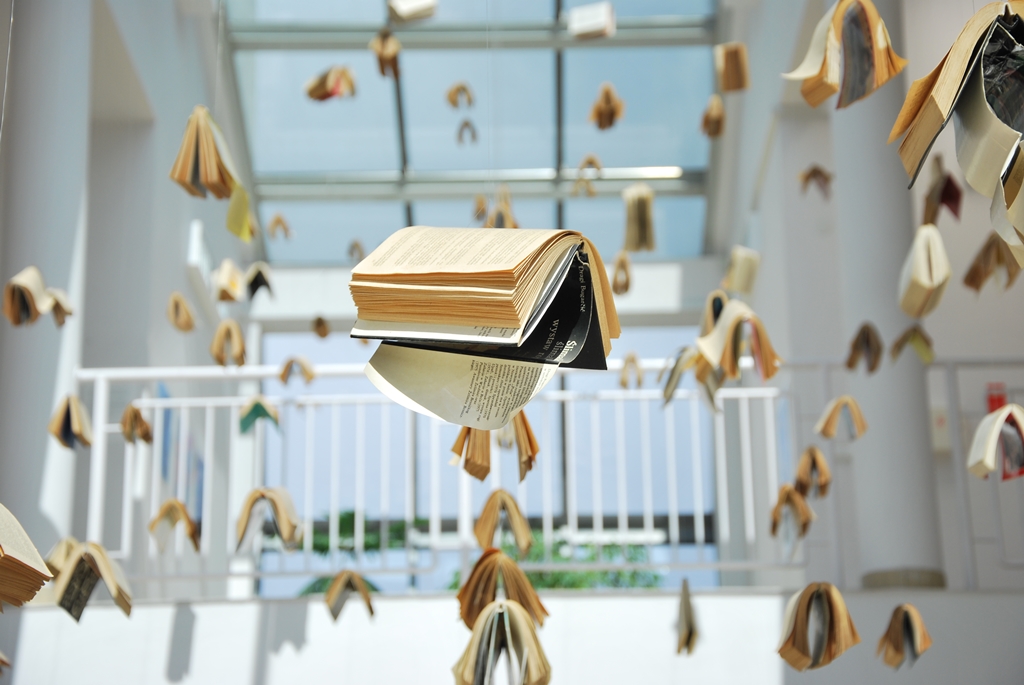 Uwieszone do sufitu książki z dziełami Stefana Żeromskiego w muzeum w Ciekotach, które wyglądają jakby samoistnie unosiły się w powietrzu