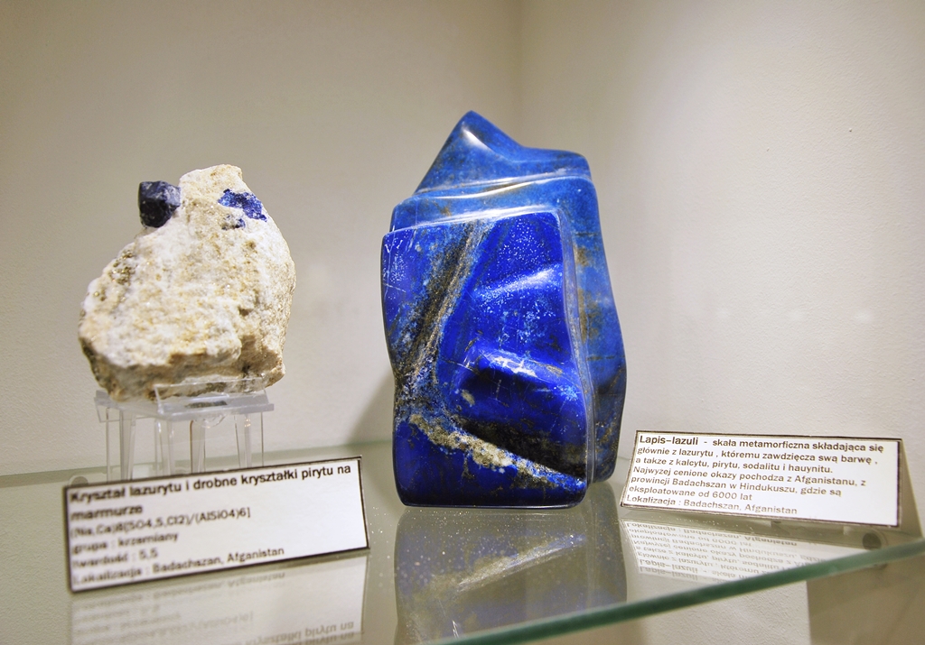 Biały i niebieski kryształ lazurytu w Galerii Tajemnice Klejnotów w Świętej Katarzynie, na terenie Świętokrzyskiego Parku Narodowego.