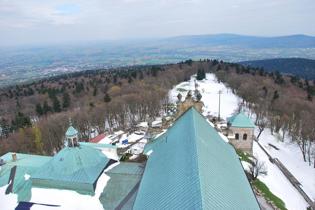 Widok na szczyty Gór Świętokrzyskich w Świętokrzyskim Parku Narodowym, ze szczytu bazyliki na Świętym Krzyżu.