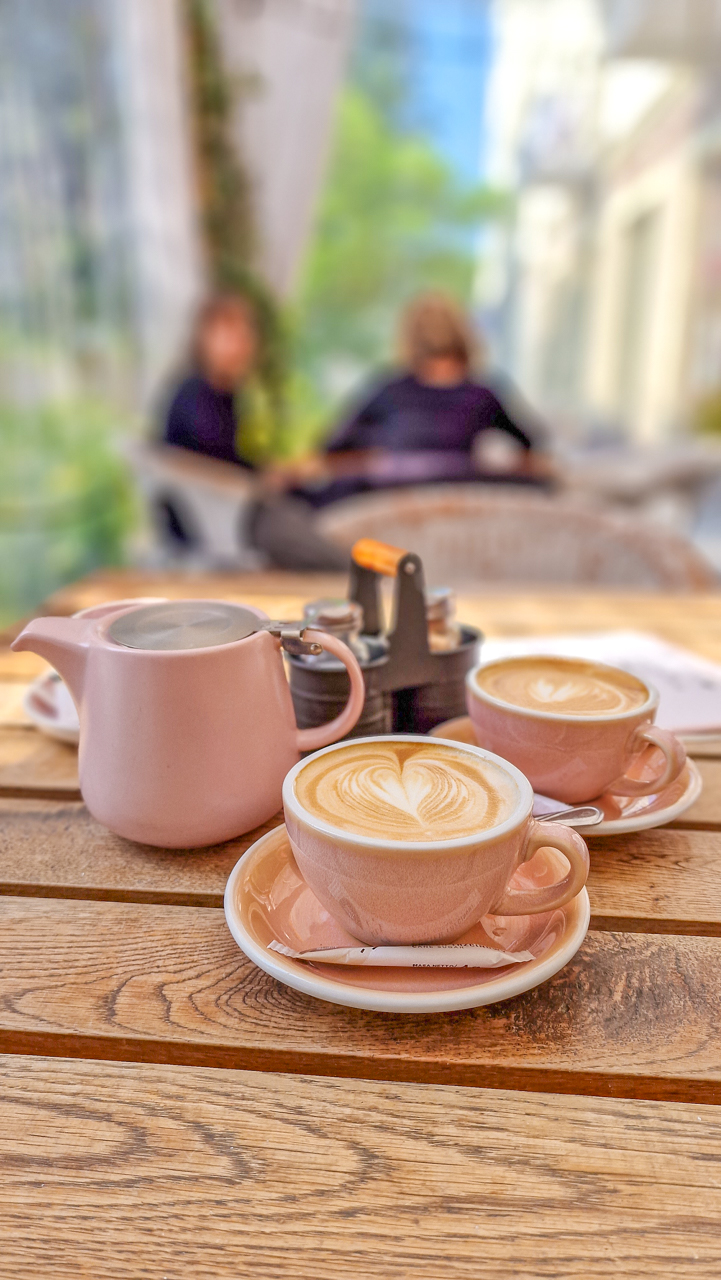 Cappuccino w różowych filiżankach serwowane w Plac Cafe w Kielcach.