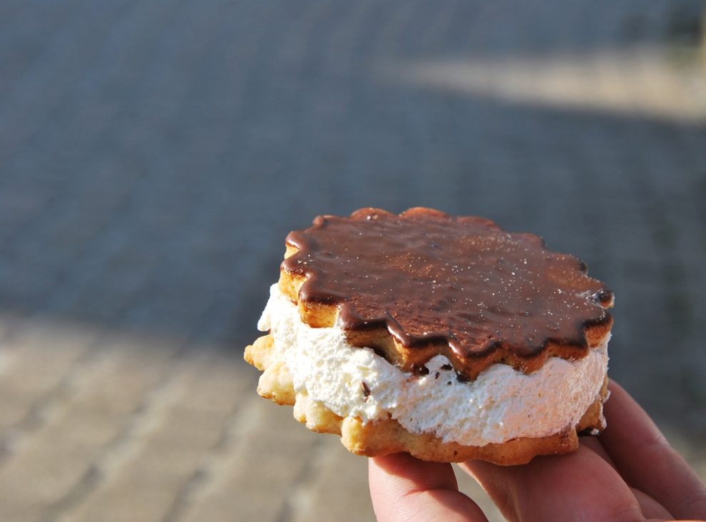 Ciastko oblane czekoladą z cukierni "U Dziadka" w Kielcach.