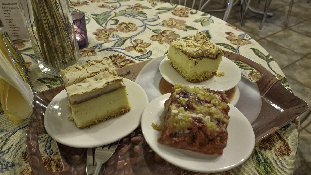 Ciasta w kawiarni „W Starej Aptece” to m.in. sernik, czy ciasto rabarbarowe.