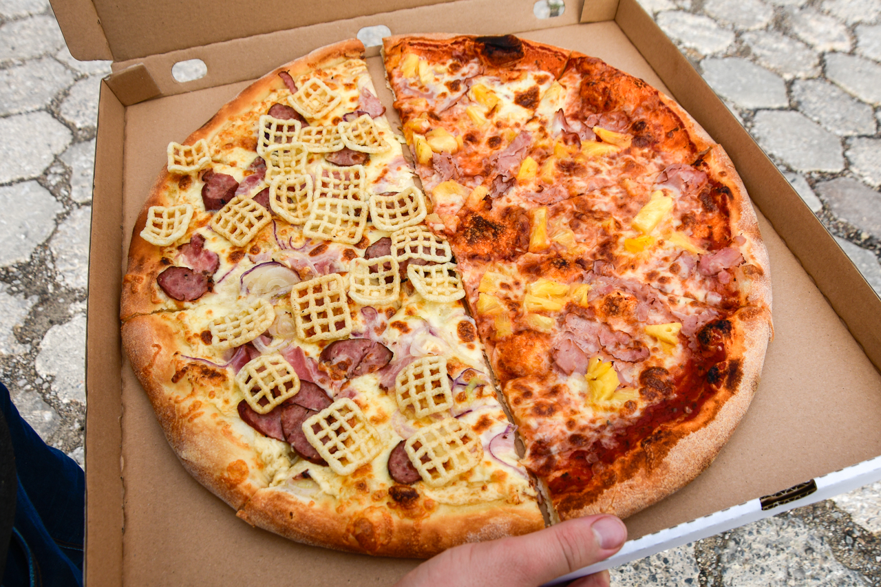 Duża pizza mieszana będąca atrakcją Świętokrzyskiego Parku Narodowego — z przysmakiem świętokrzyskim i szynką. Serwowana w pizzerii Małomiasteczkowa.