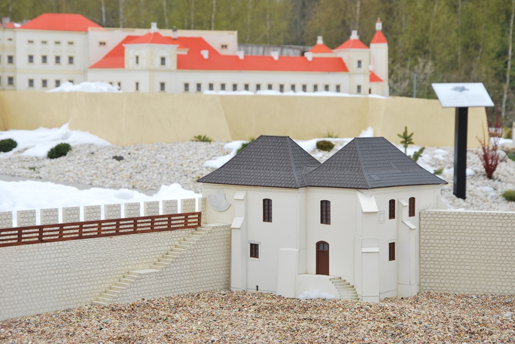 Zbliżenie na mur miniatury województwa świętokrzyskiego w Oceanice z odtworzonymi wieżyczkami.