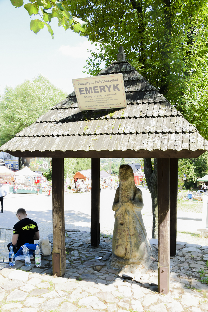 Posąg Świętokrzyskiego Pielgrzyma Emeryka przykryty drewnianym daszkiem.