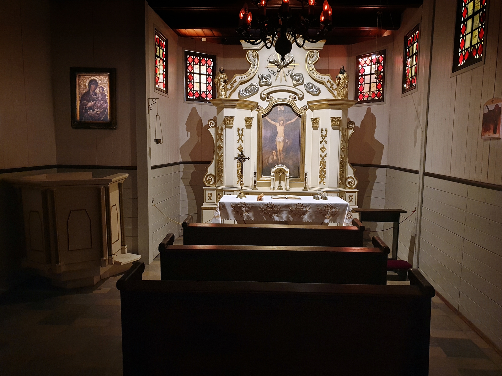 Zaaranżowany ołtarz w Muzeum Ojca Mateusza w Sandomierzu.