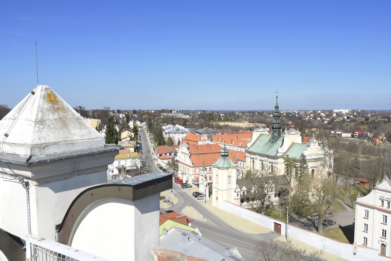 Zza attykami na Bramie Opatowskiej, widać sandomierski kościół i miasto.