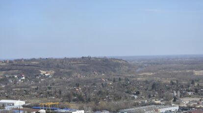Widok na Góry Pieprzowe o ciemnej barwie, z tarasu widokowego na Bramie Opatowskiej.