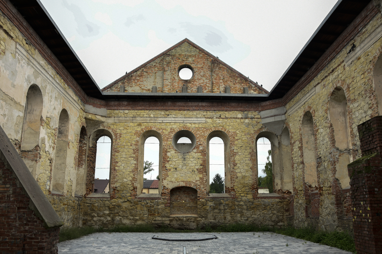 Ruiny świętokrzyskiej synagogi widziane od wewnątrz.