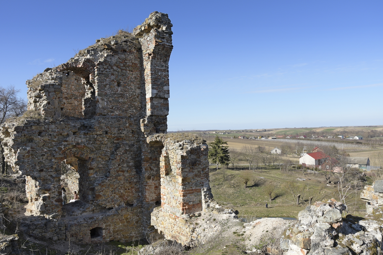 Zniszczona ściana zamku w Międzygórzu.