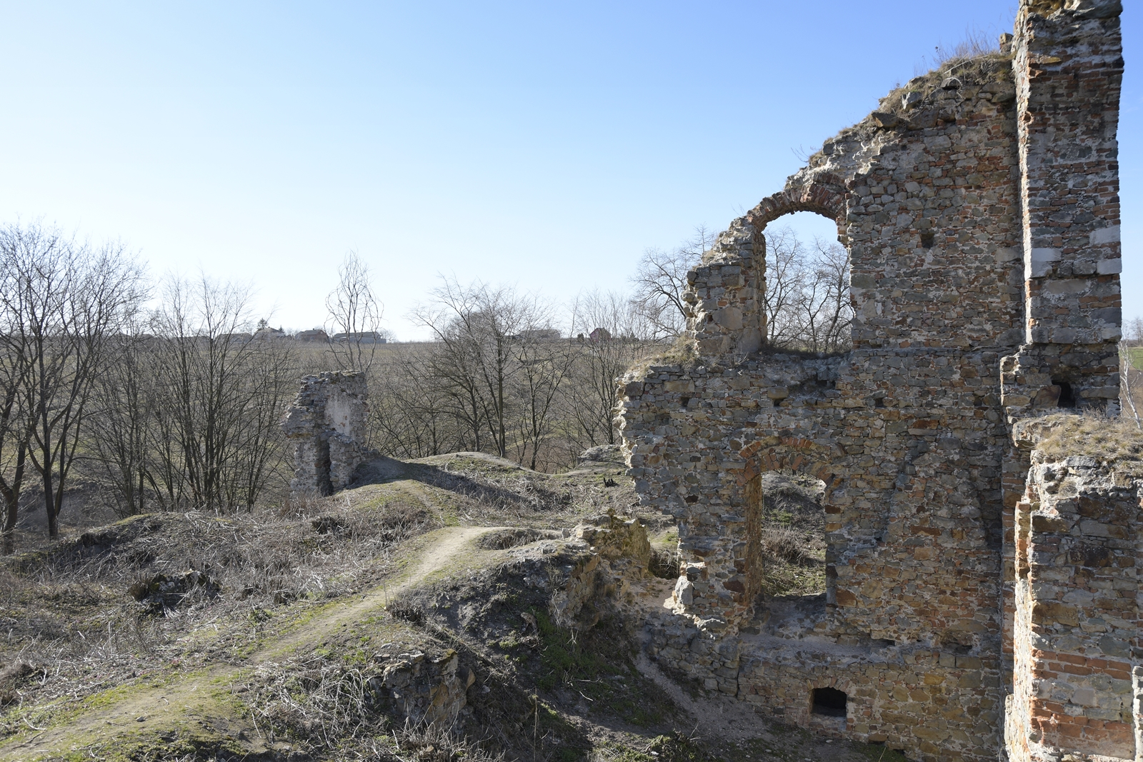 Widok na ruiny zamku w Międzygórzu, zza zniszczonych skał.