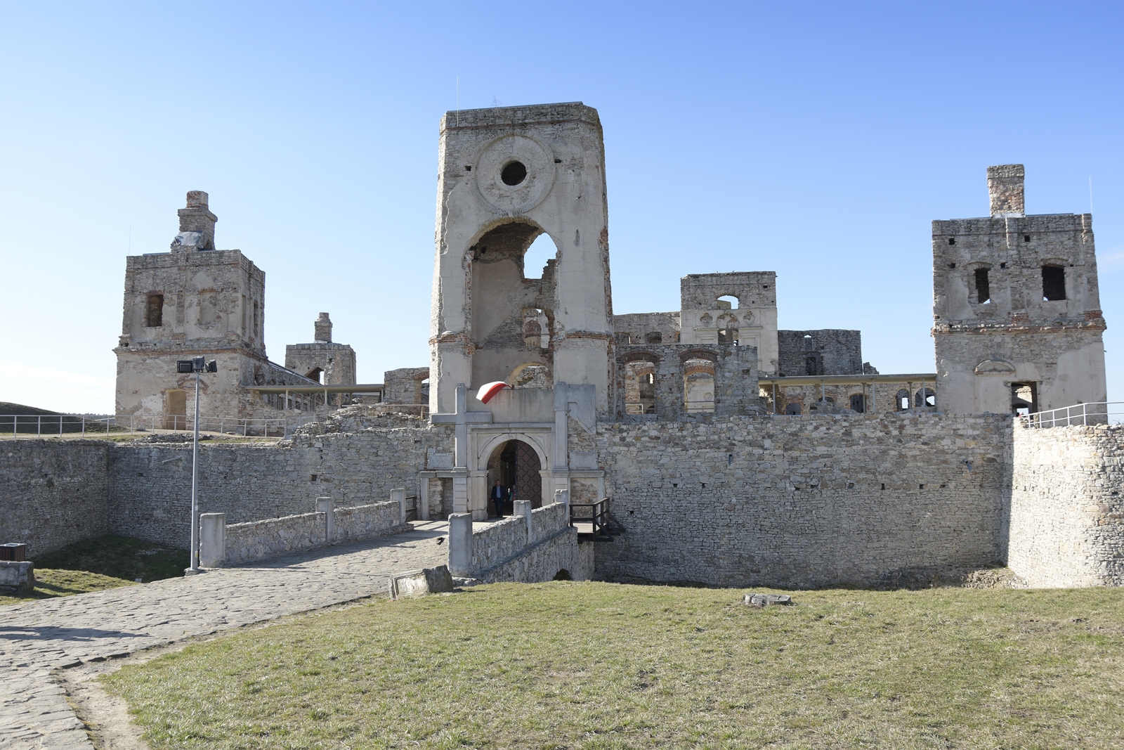 Ogromne ruiny zamku Krzyżtopór górują nad okolicą.