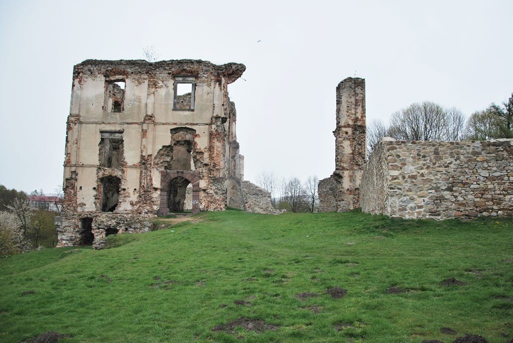 Ruiny świętokrzyskie zamku w Bodzentynie.
