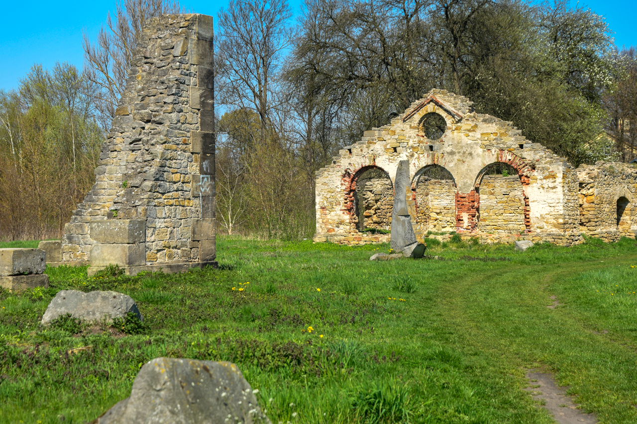 Ruiny budynków w Nietulisku Dużym, fragmenty świętokrzyskiej ruiny.