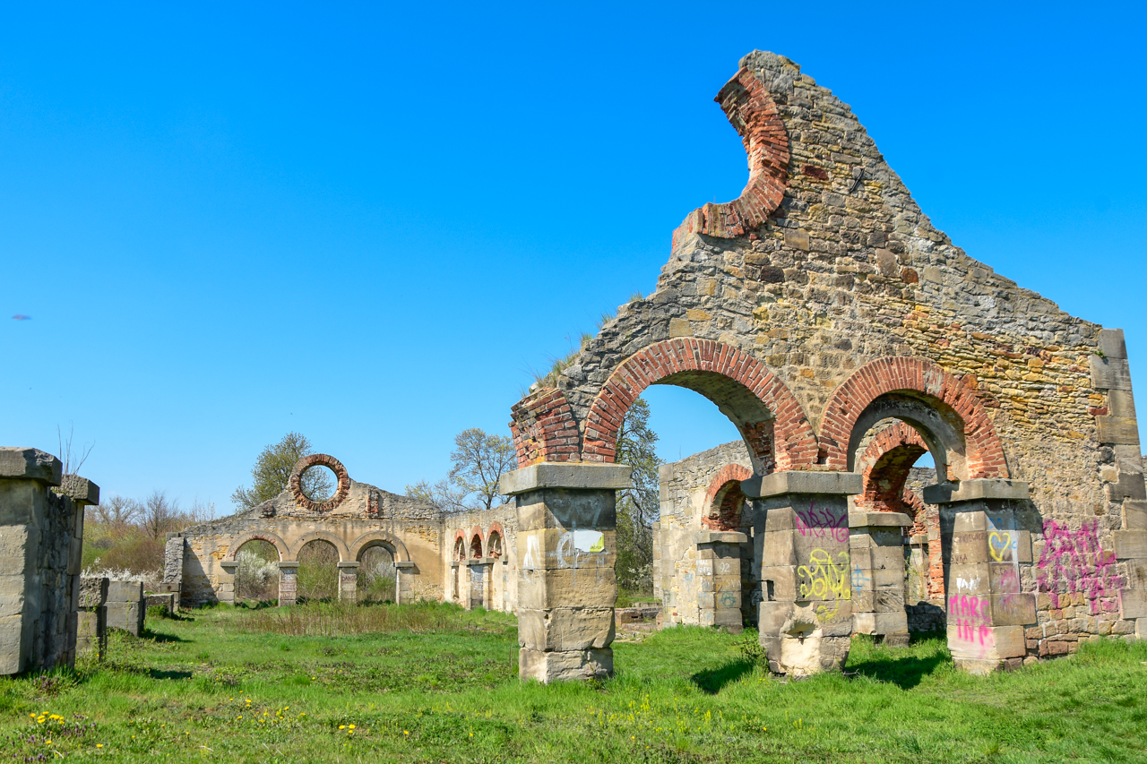 Najbardziej reprezentacyjna część ruin świętokrzyskich w Nietulisku Dużym.