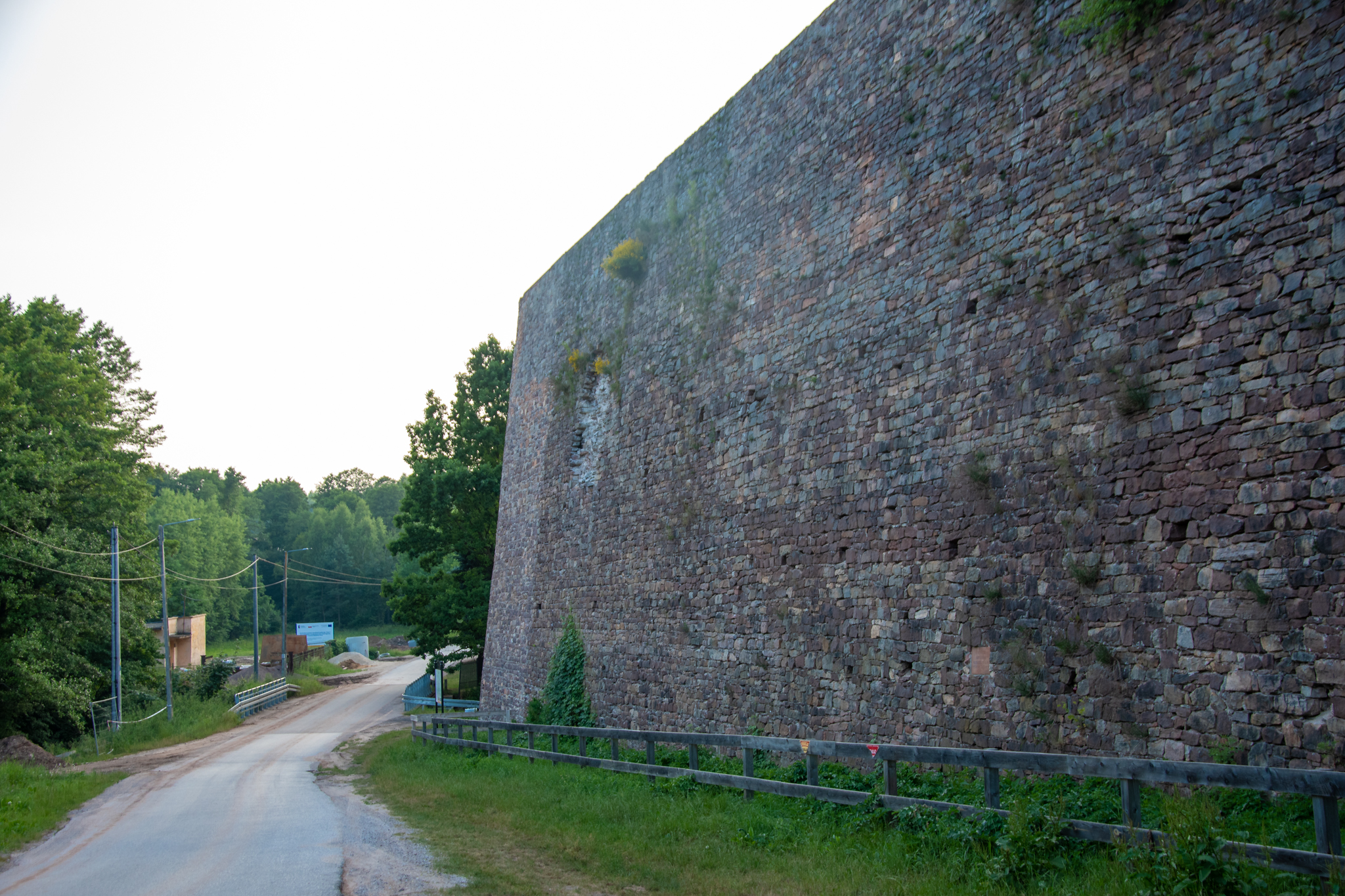 Mur oporowy przy Ruinie Zakładu Wielkopiecowego w Bobrzy.