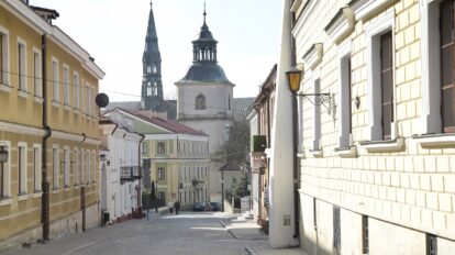 Widok na kościół i kamienice Sandomierza z jednej z uliczek.