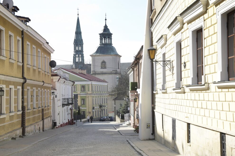 Widok na kościół i kamienice Sandomierza z jednej z uliczek.