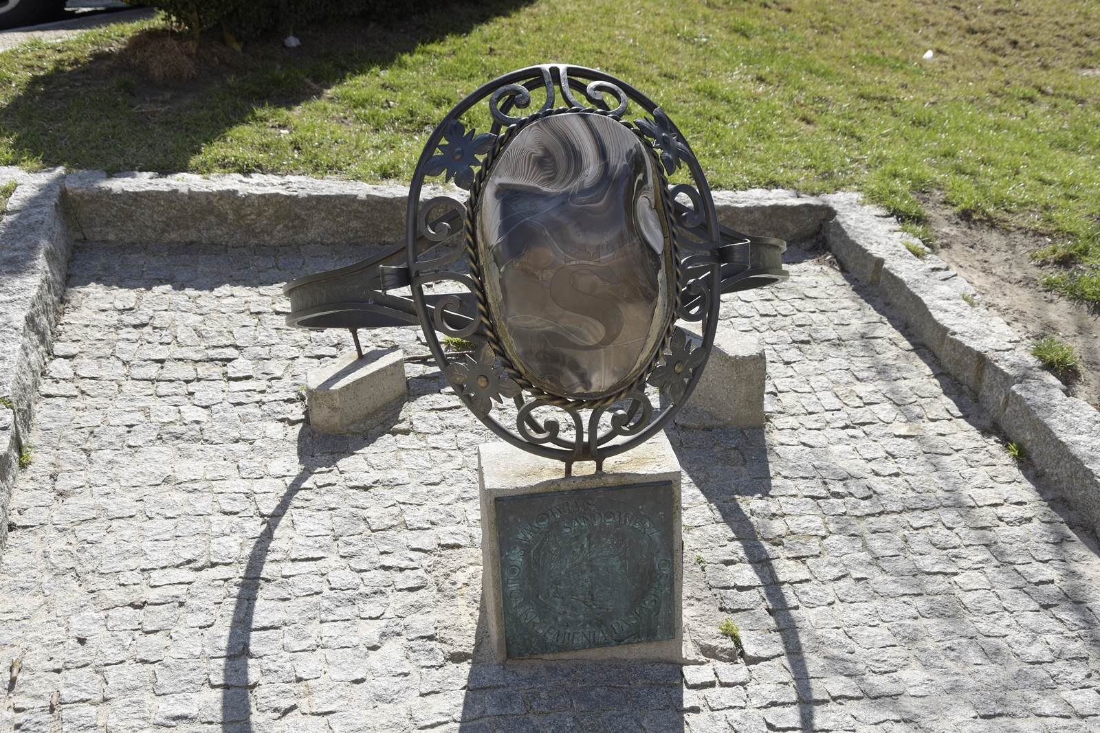 Ogromna instalacja pierścienia z krzemieniem pasiastym jako oczko - to jedna z atrakcji Sandomierza.