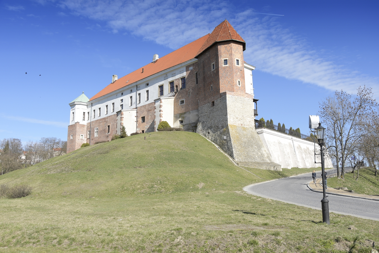Zamek jest jedną z atrakcji Sandomierza - ulokowany jest na pokrytym trawą wzgórzu.
