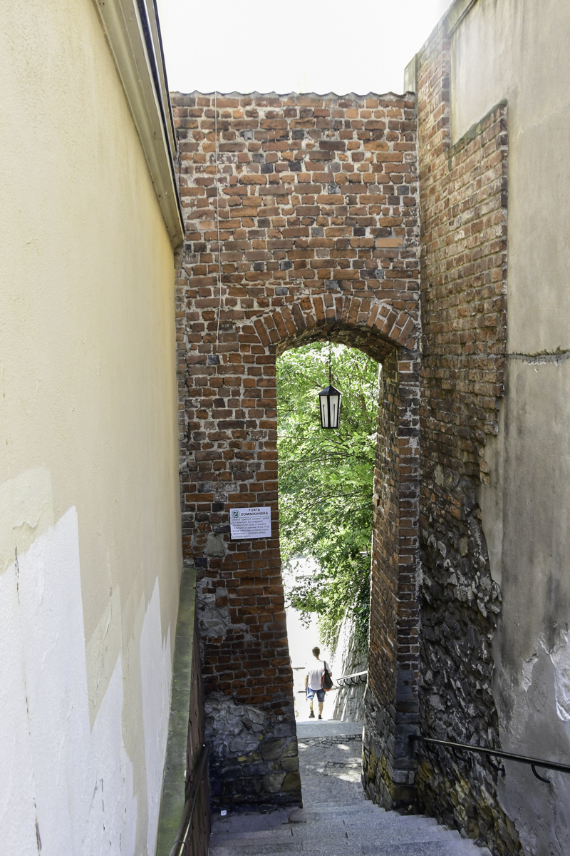 Wąska brama tzw. "Ucho Igielne", w dawnych murach obronnych Sandomierza.
