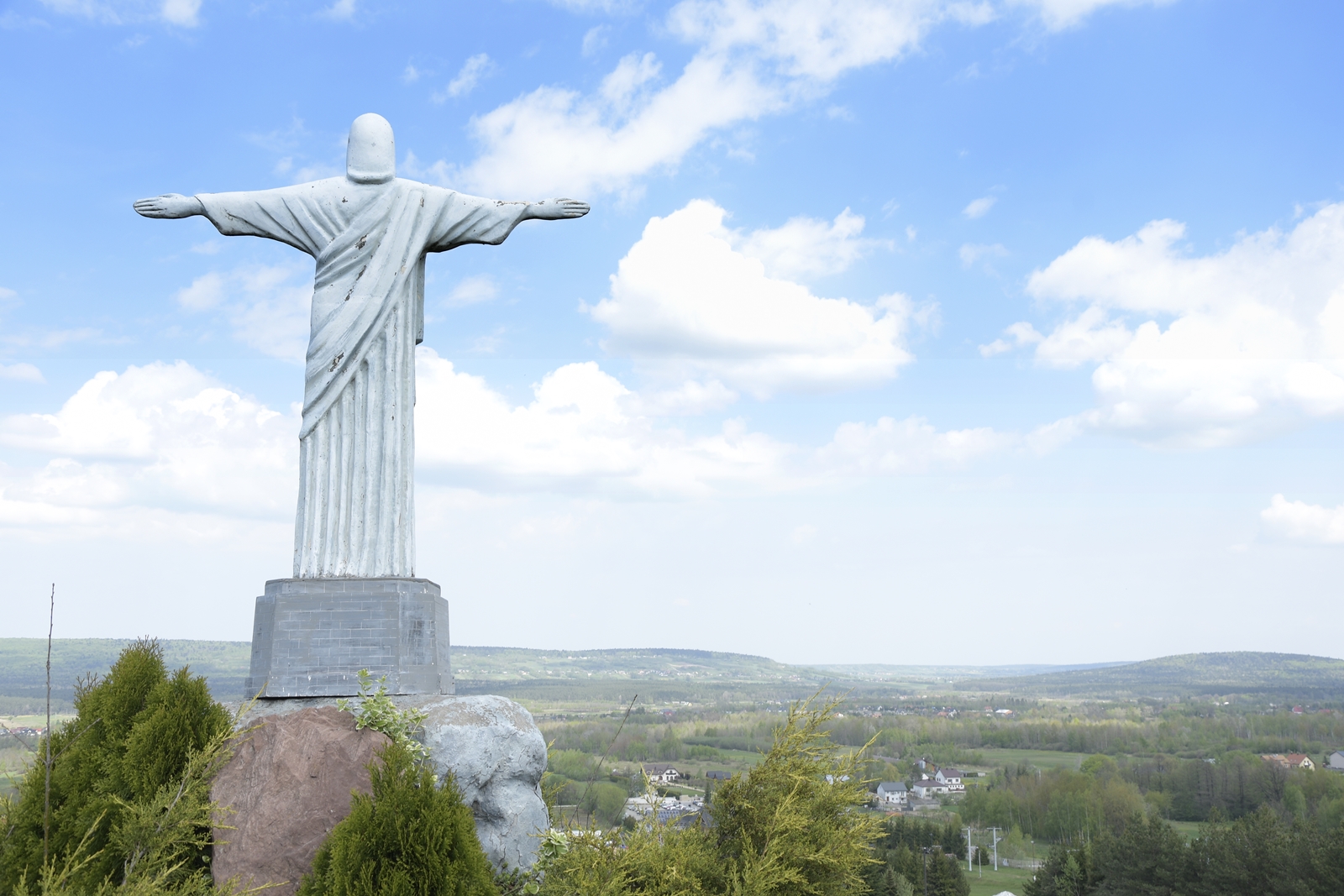 Przedstawiony pomnik Chrystusa Zbawiciela stylizowany na ten w Rio.