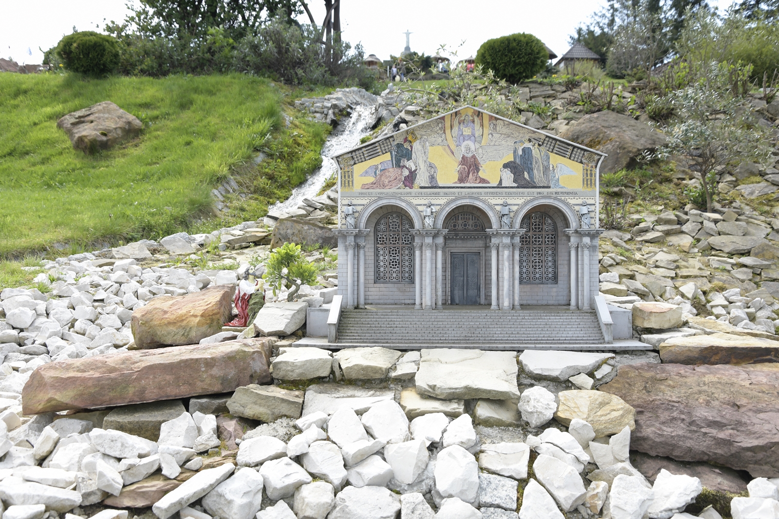 Miniatura jednej z bazylik w parku miniatur, pod nią wyłożona białymi kamyczkami ścieżka.