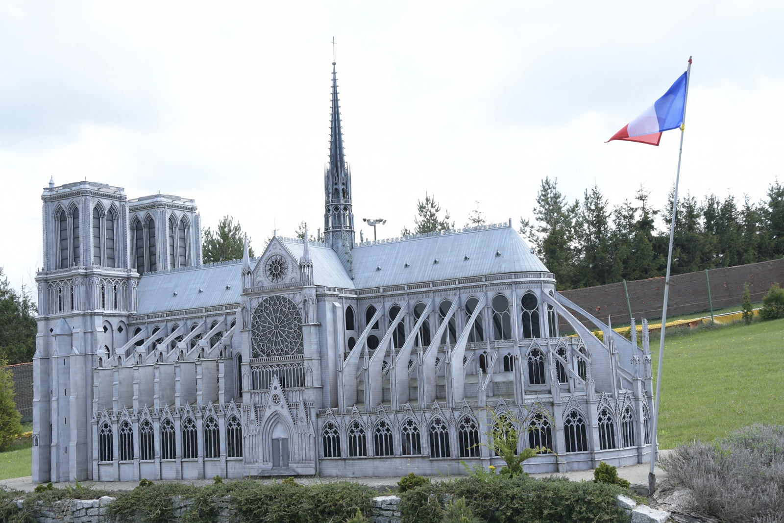 Katedra Notre Dame, miniatura w paku miniatur. Obok flaga Francji.