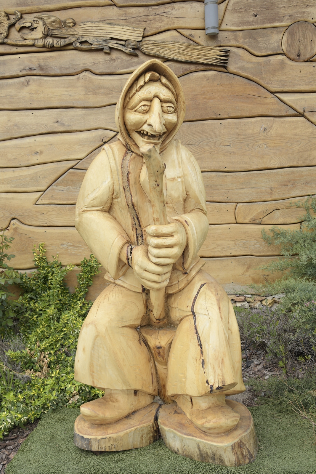 Baba Jaga wyrzeźbiona w drewnie.