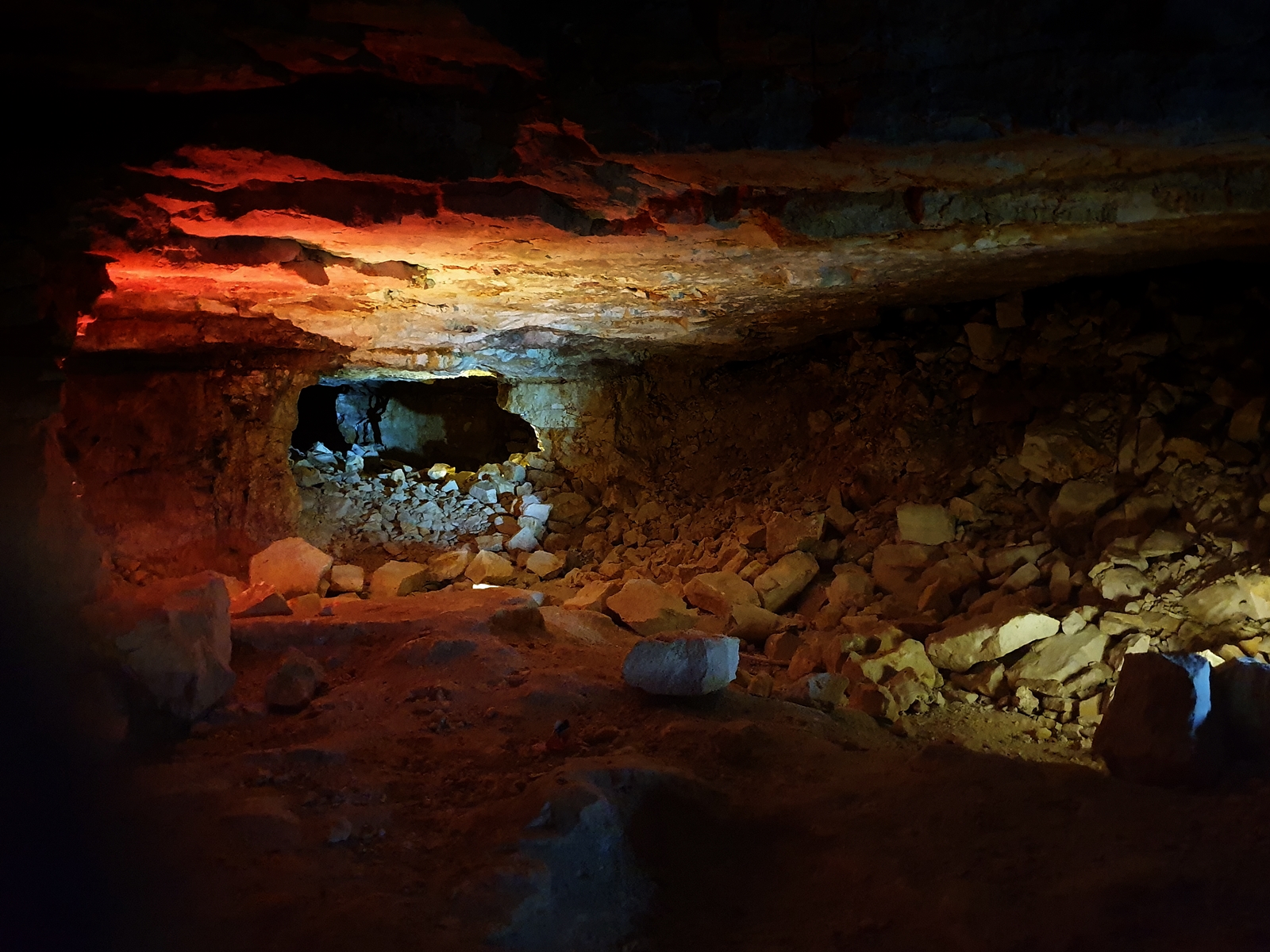 Oświetlona kopalnia w Krzemionkach Opatowskich, w oddali fragmenty starej kopalni,
