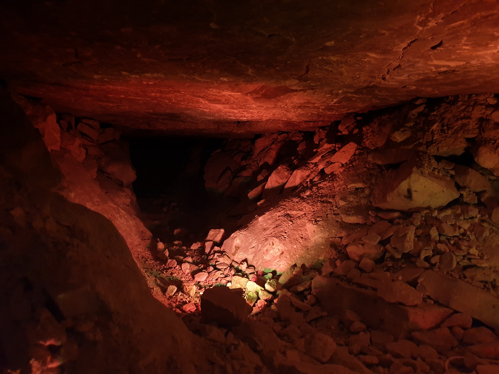 Oświetlona na czerwono kopalnia w Krzemionkach Opatowskich.