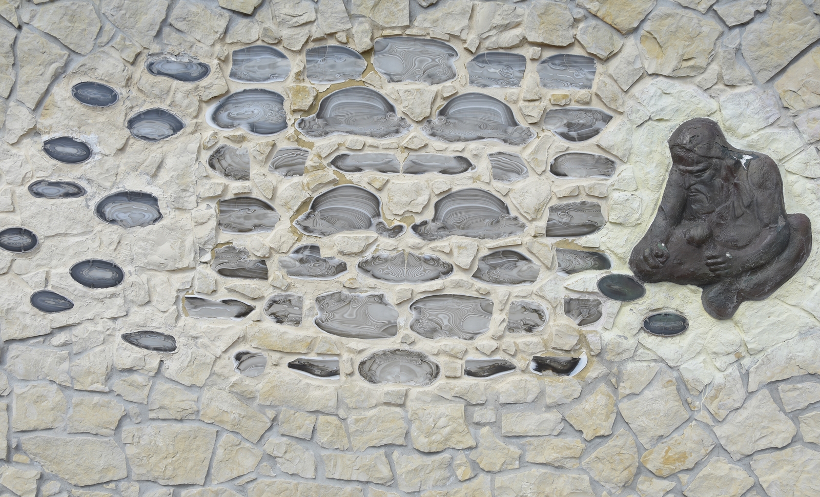 Zbliżenie na ścianę złożoną z krzemieni pasiastych, przy wejściu do muzeum Krzemionek Opatowskich.