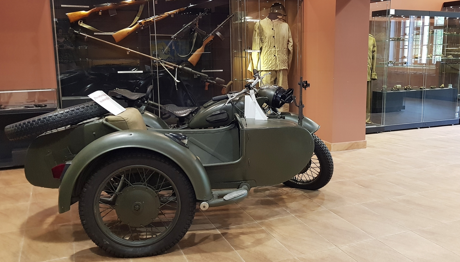 Motocykl BMWR66 na wystawie wewnętrznej w Muzeum Orła Białego.