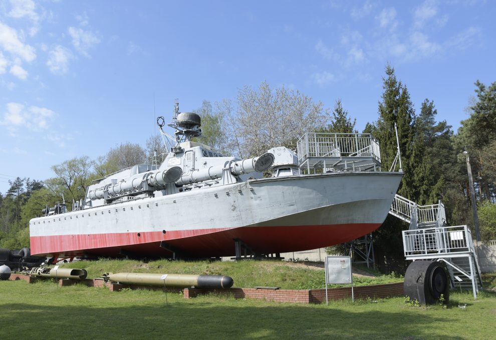 Ogromny kuter torpedowy na terenie Muzeum Orła Białego.