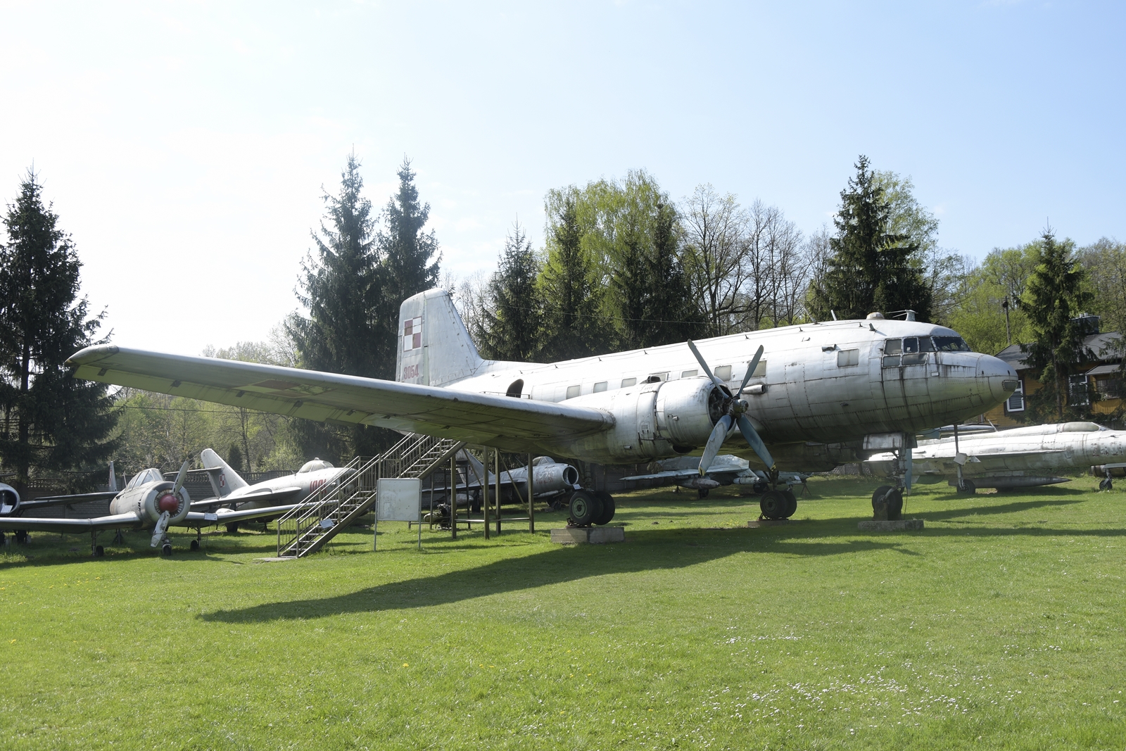 Samolot pasażerski Ił-14 na wystawie plenerowej w muzeum Orła Białego.