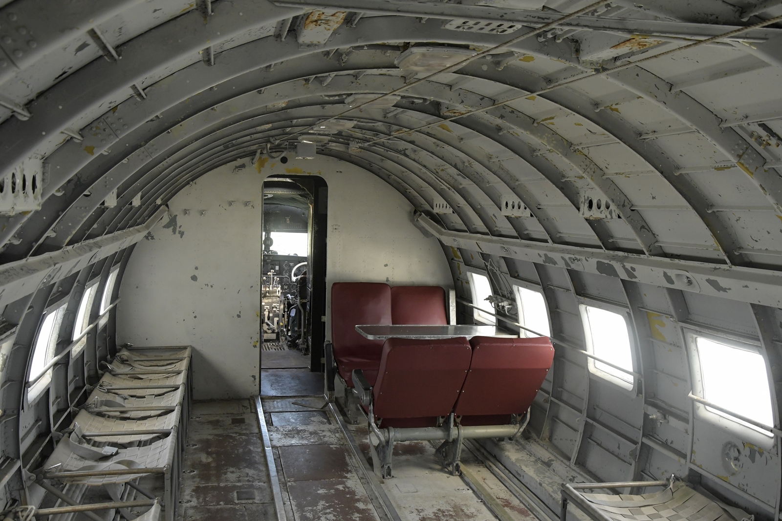 Wnętrze jednego z samolotów na wystawie plenerowej, w środku są zaledwie cztery fotele.