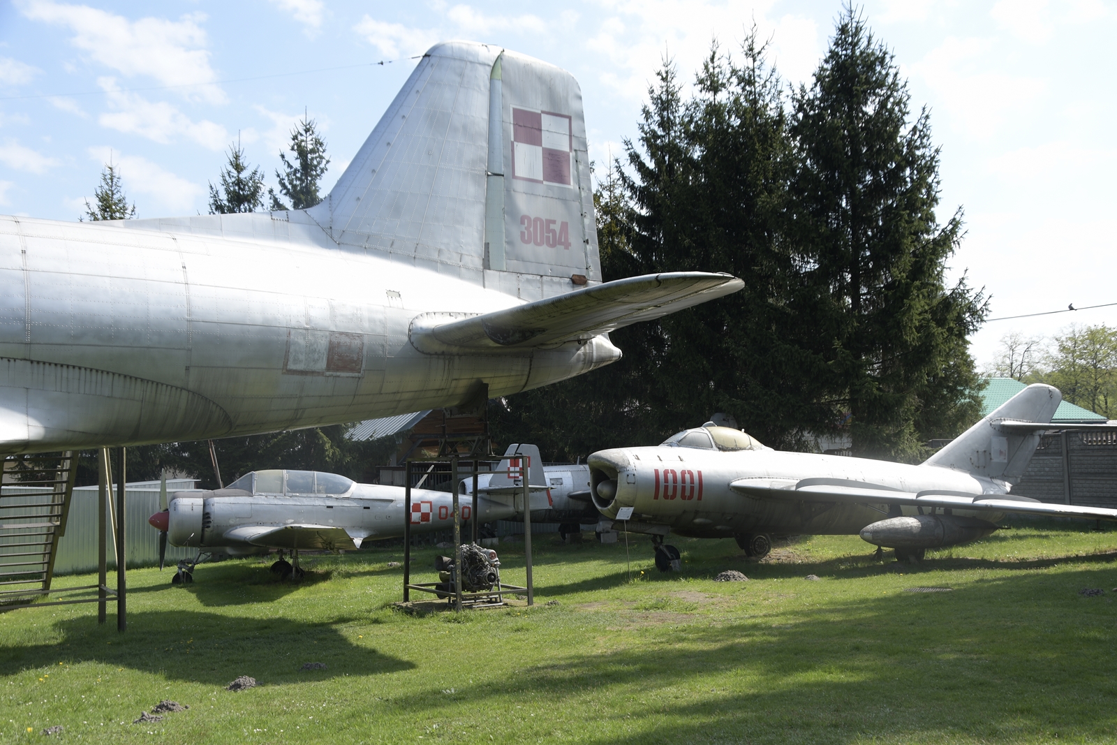 Samoloty wojskowe na terenie muzeum im. Orła Białego w Skarżysko-Kamiennej.