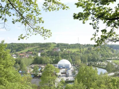 Widok z Żydowskiego Jaru nakompleks JuraPark Bałtów.