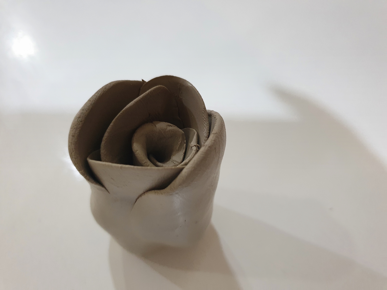 Gotowa różyczka wykonana na warsztatach porcelanowych w Żywym Muzeum Porcelany, jeszcze przed wypiekiem.