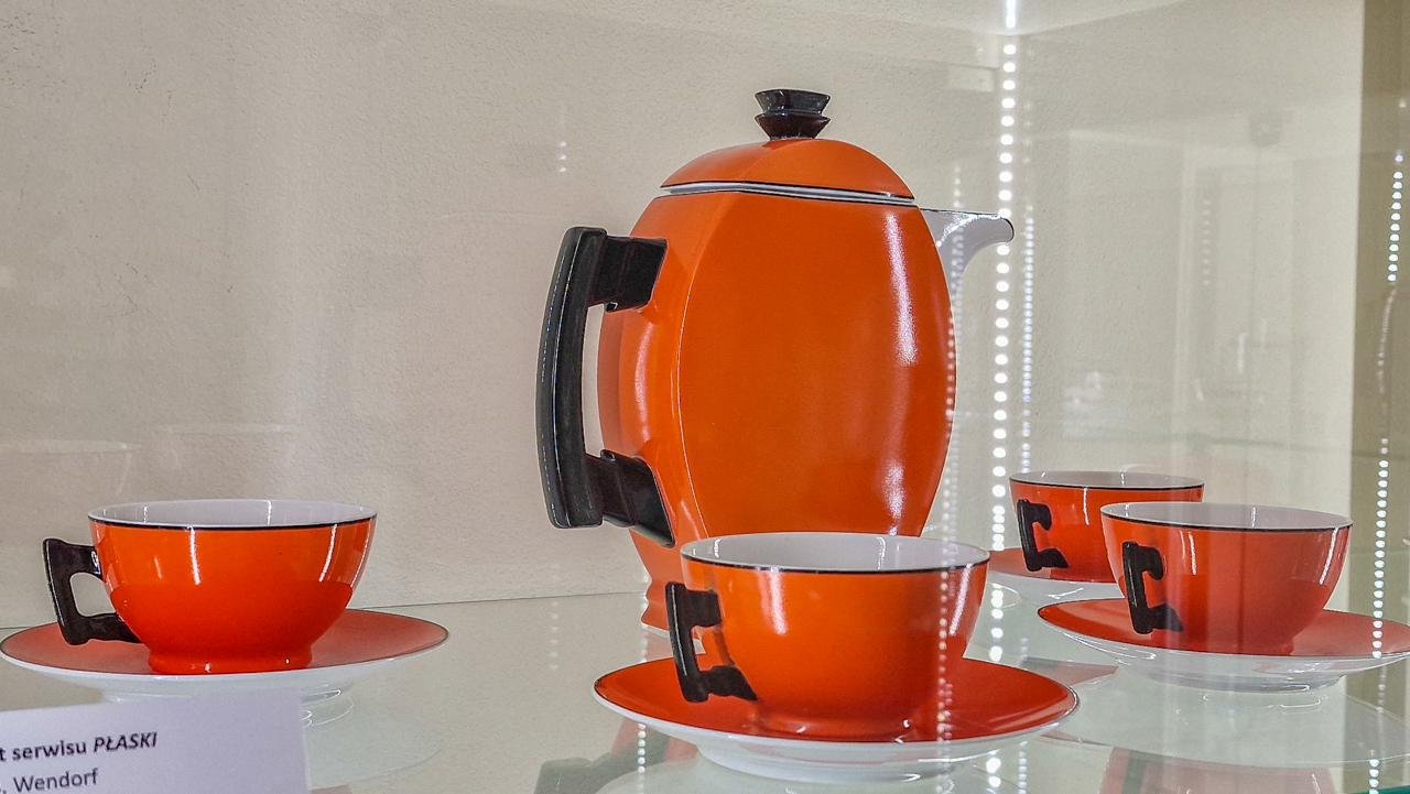 Pomarańczowo-czerwony zestaw do herbaty, dawny komplet z Ćmielowa.