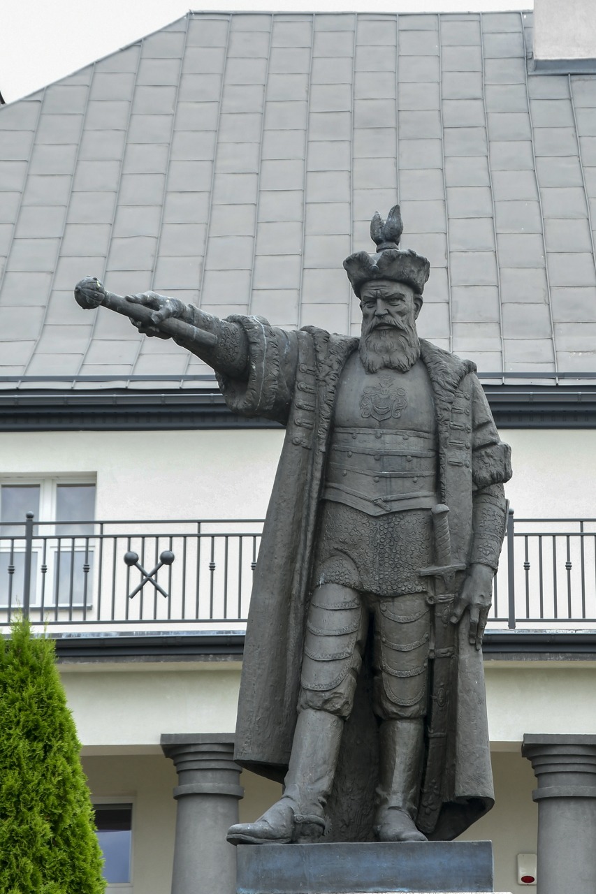 Pomnik Stefana Czarnieckiego z buławą w ręku.
