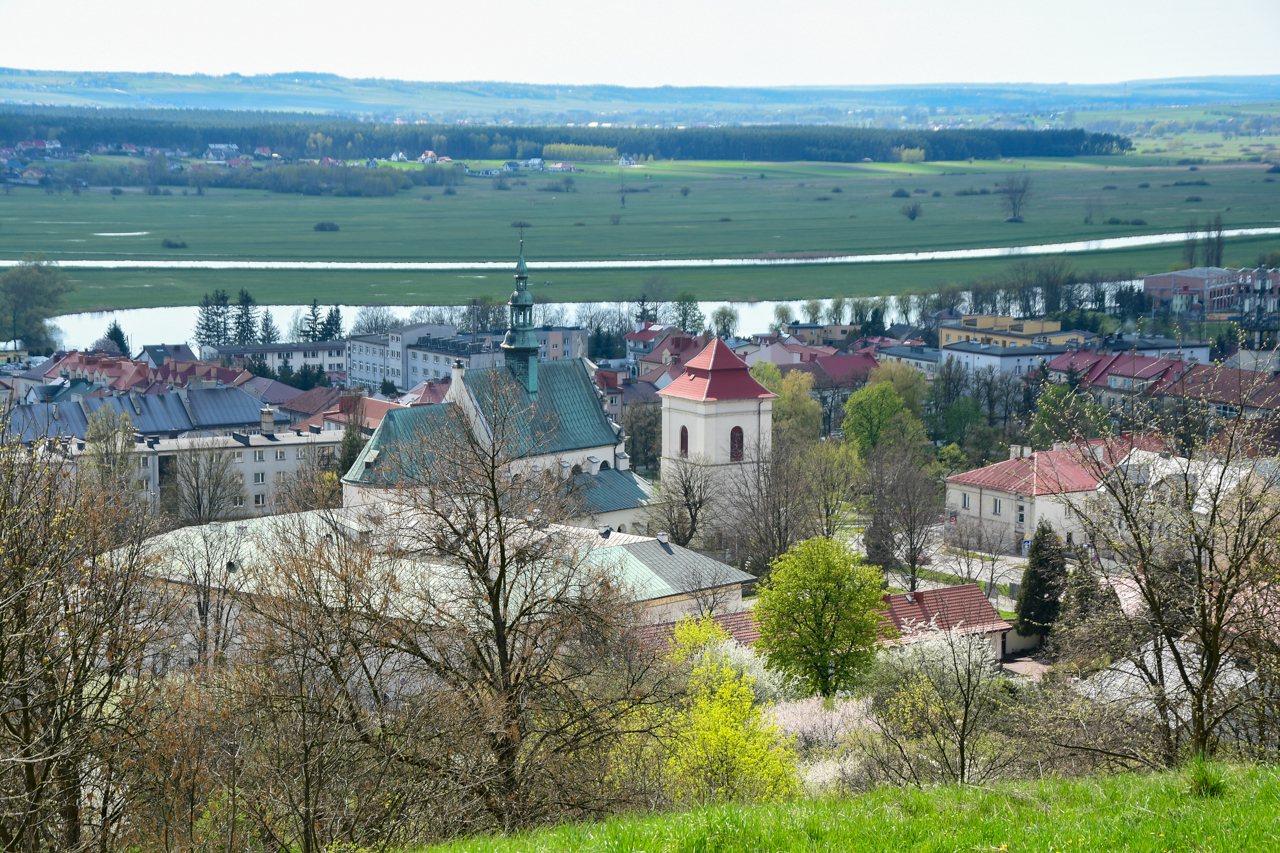Panorama na Nidę i pobliskie miasteczko Pińczów, z góry Świętej Anny.