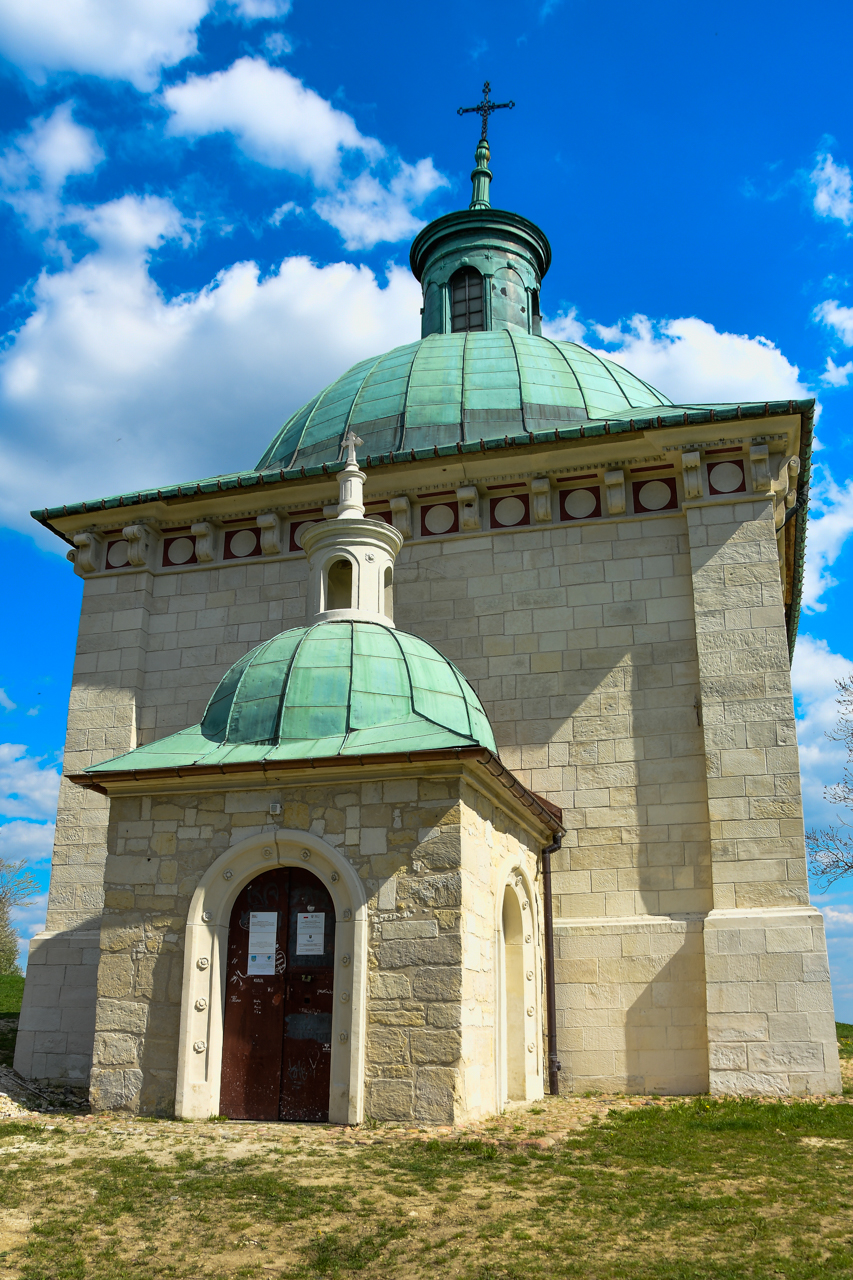 Wybudowana z kamienia pińczowskiego kaplica Świętej Anny, z miedzianym dachem.